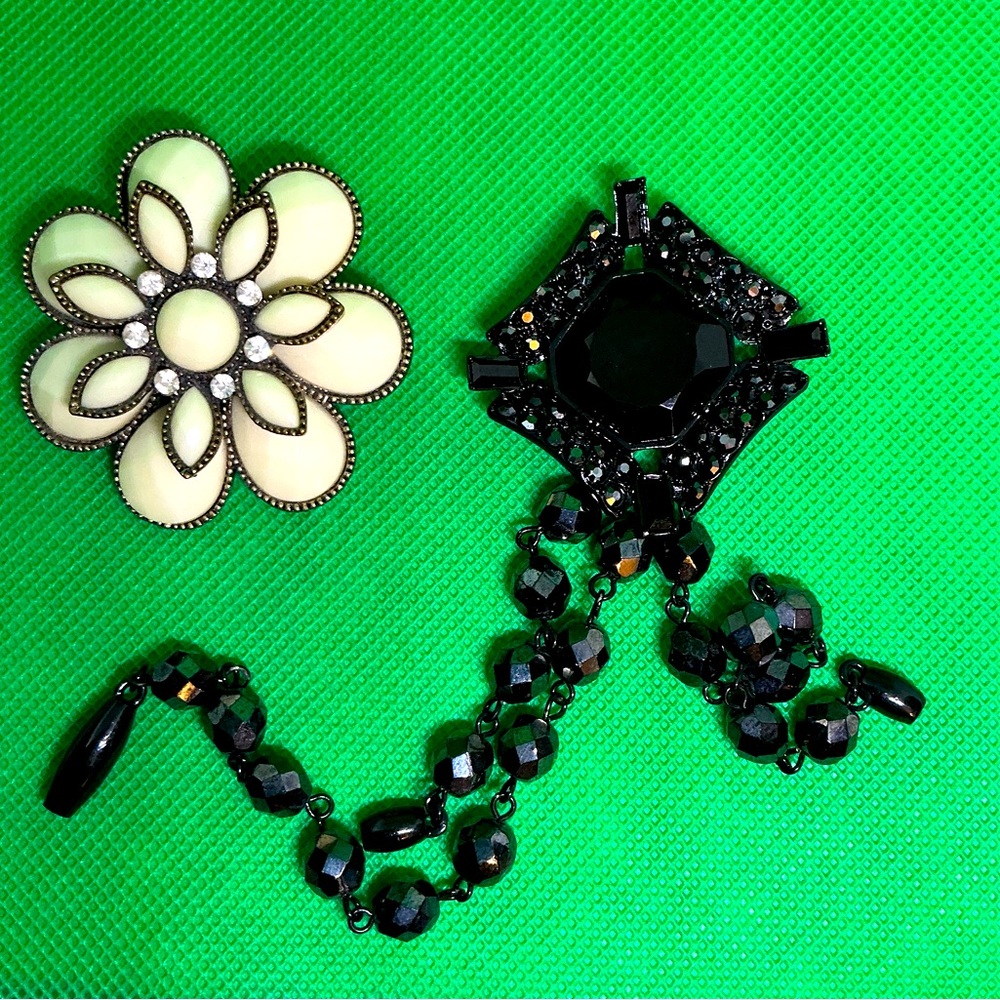 Pretty Chico’s brooches 🌸🌟